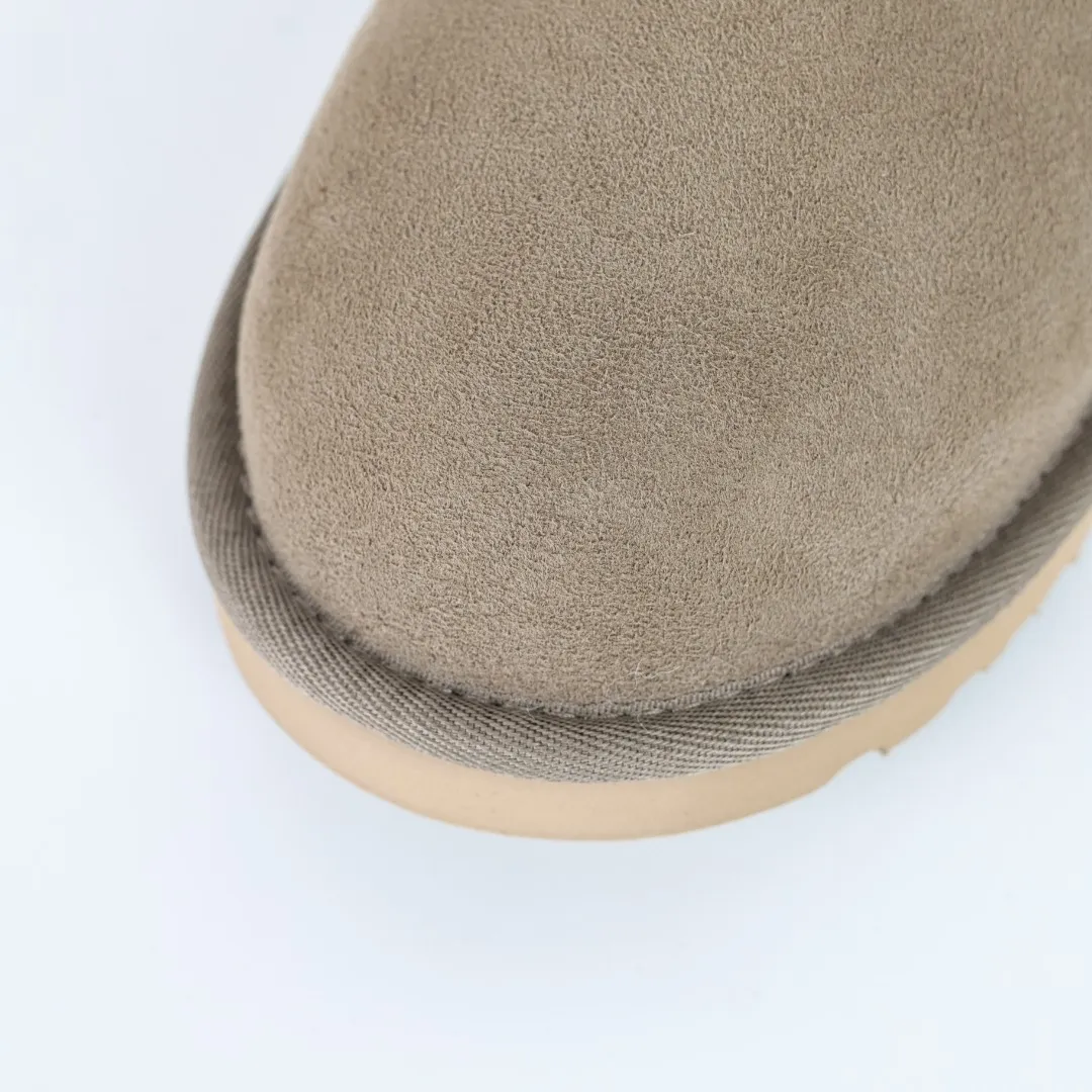 Pick up locally 💰600 Core recommended good price Cashmere insoles are a very suitable choice for keeping warm in winter and at home. In the new year, uug launched a series of styles, which are partially geared towards the preferences of young consumers and have also moved to the forefront of fashion trends. Shoe body material Water-repellent coated suede upper 17mm UGGPURE™ implanted wool insole Lightweight non-slip comfortable rubber outsole With brand LOGO Trademark Comes with a full set of packaging Size: 35 36 37 38 39 40